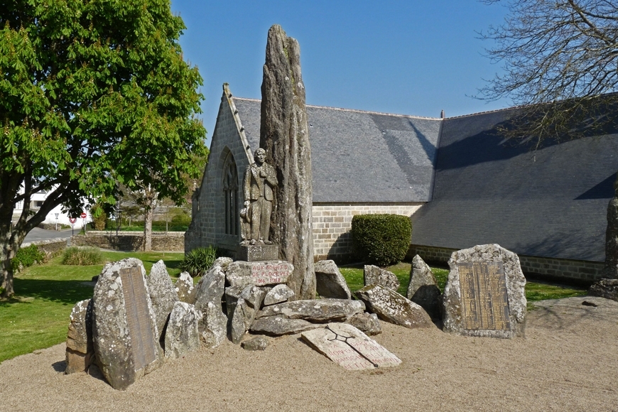 Monument Aux Morts De Plozévet (Finistère)