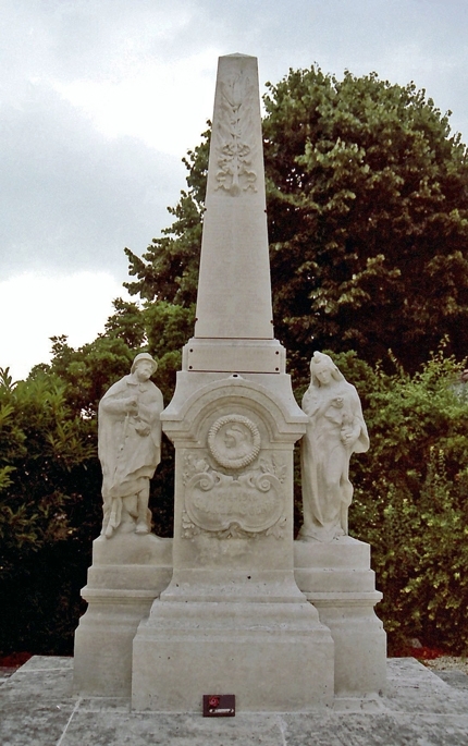 Monument Aux Morts De Saint-Même-les-Carrières (Charente)