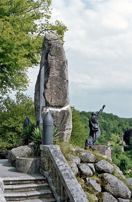 Monument Aux Morts De Nontron (Dordogne)